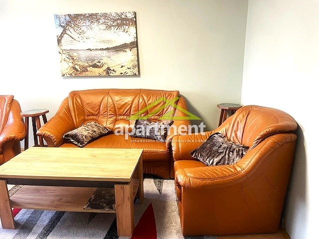 Salon z wyjściem na balkon